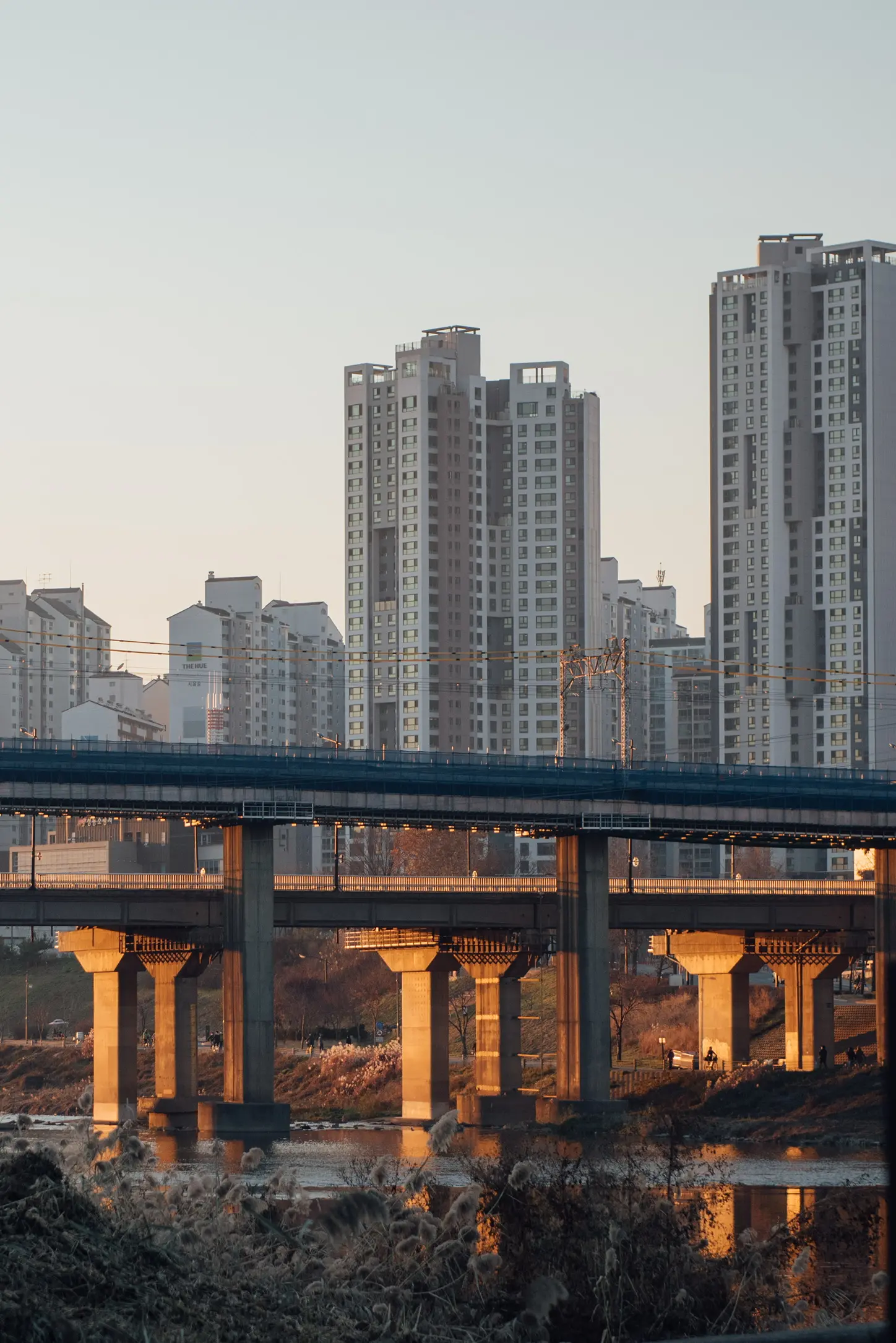 아파트 건물 앞을 지나는 고가 철도와 저녁빛