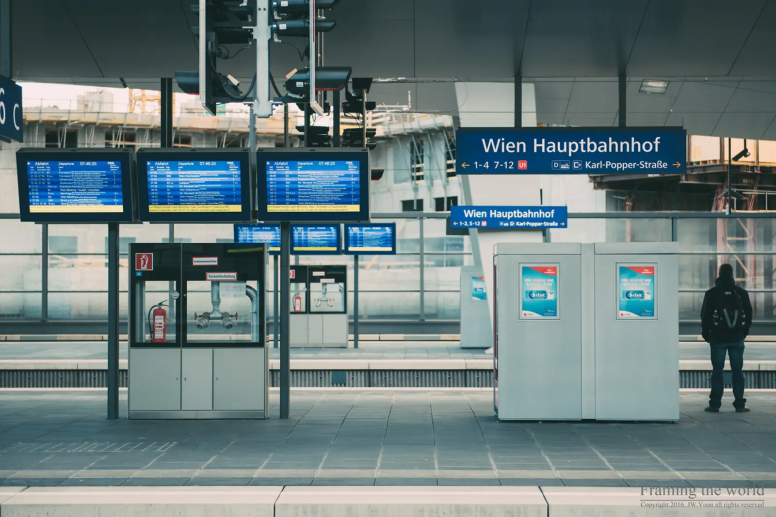 Wien Hauptbahnhof 표지판과 출발 전광판이 있는 빈 중앙역