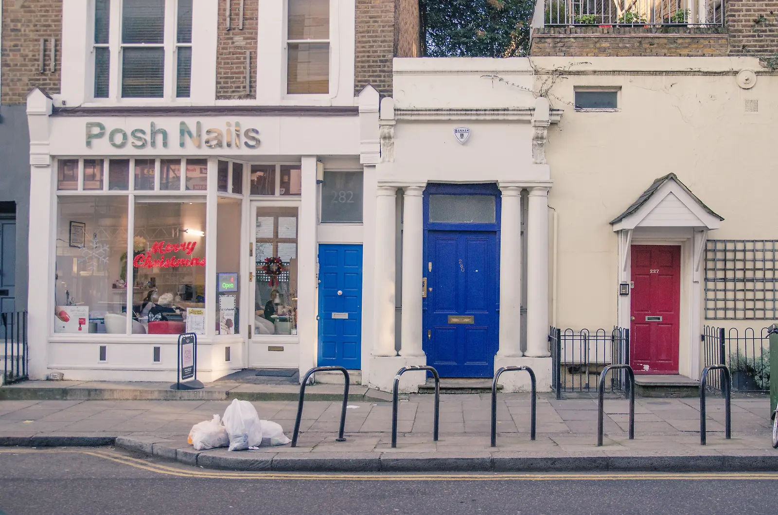 주인공 윌리엄의 집으로 나왔던 파란대문, London