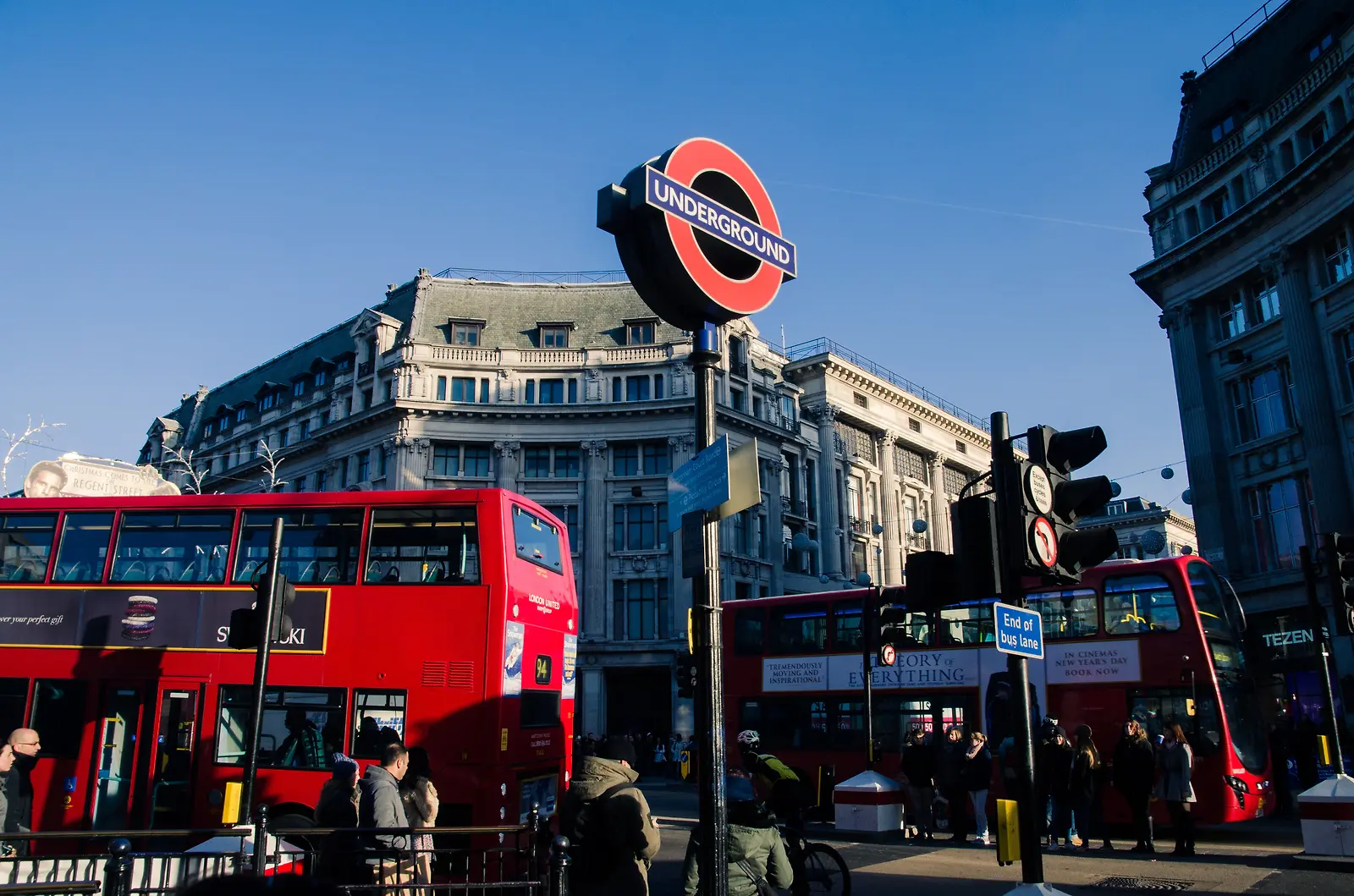 런던의 빨간색 2층 버스와 Underground라는 표지판은 도시의 상징과도 같다, London
