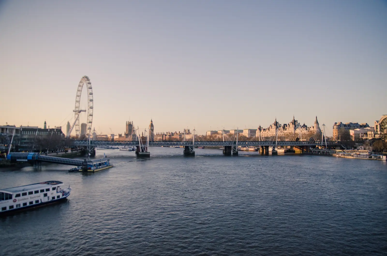 처음 마주한 템즈강변의 모습, London